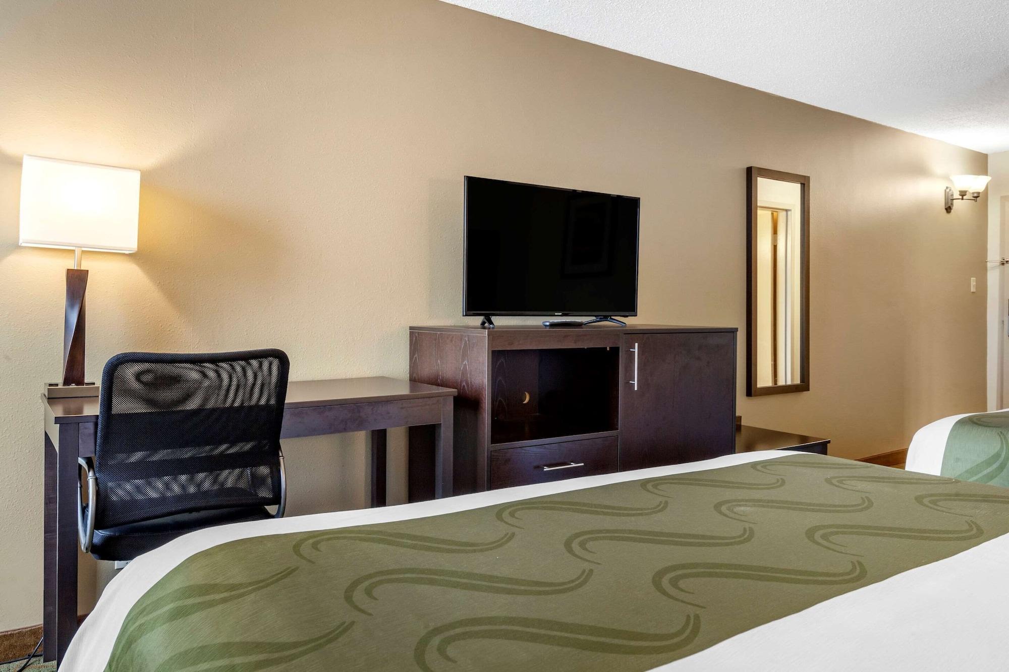 Quality Inn & Suites Escanaba North Экстерьер фото