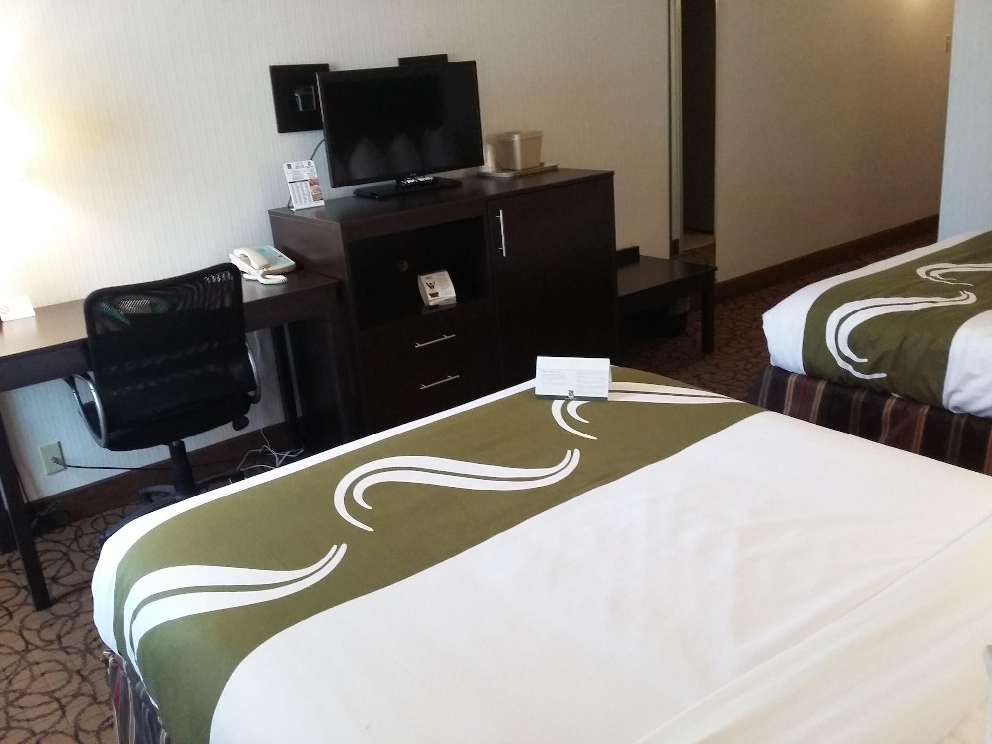 Quality Inn & Suites Escanaba North Экстерьер фото