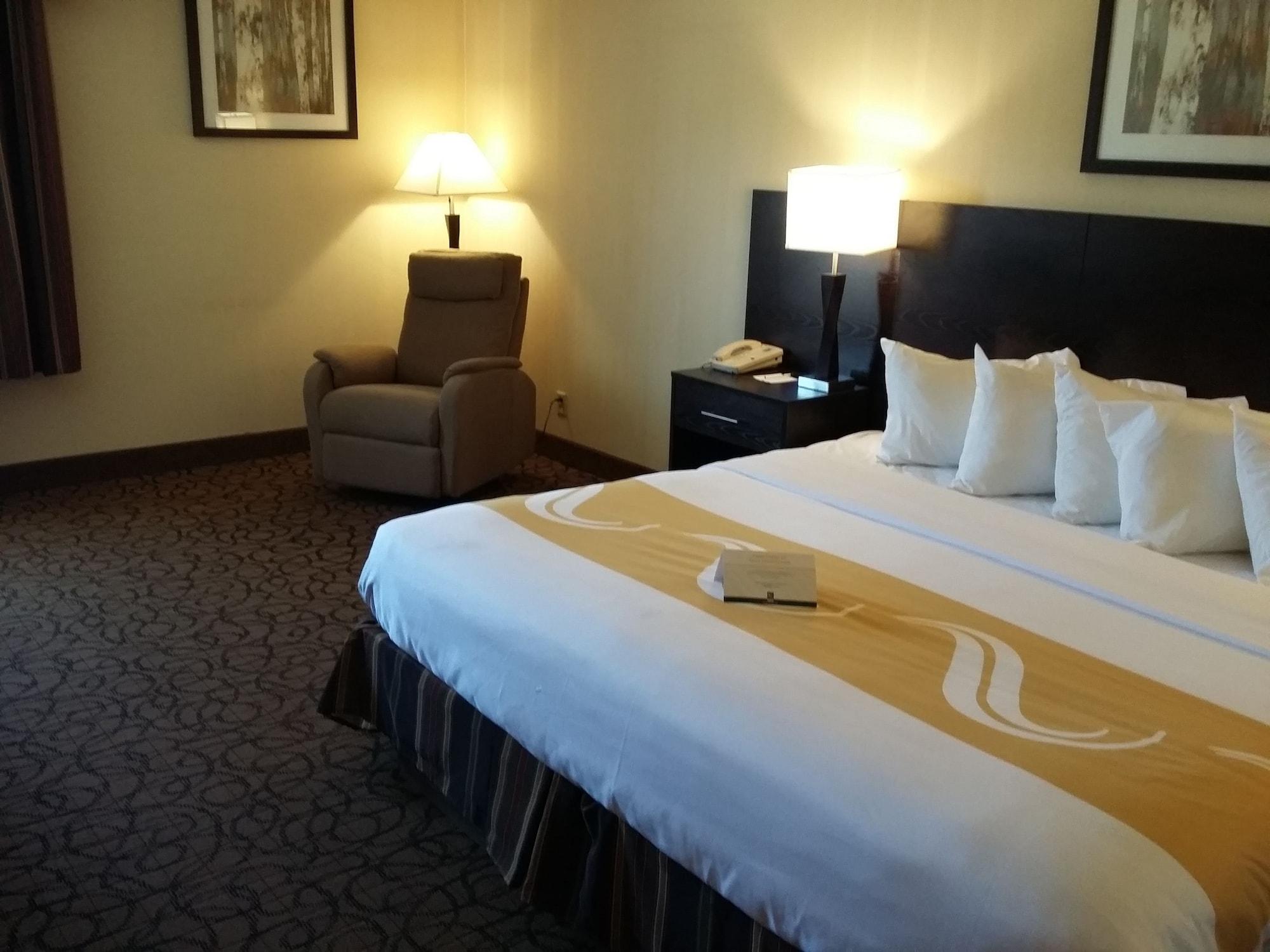 Quality Inn & Suites Escanaba North Экстерьер фото
