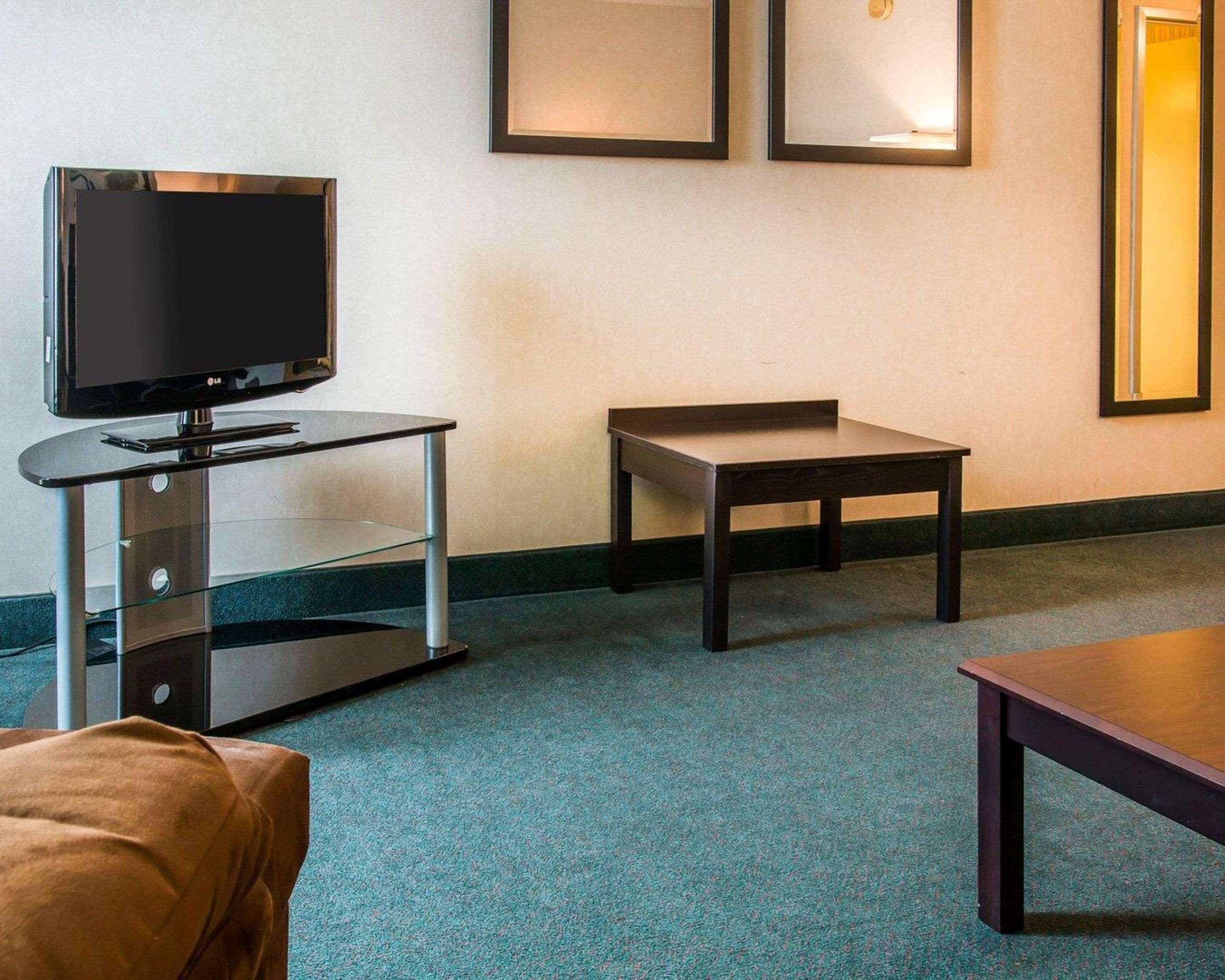 Quality Inn & Suites Escanaba North Экстерьер фото