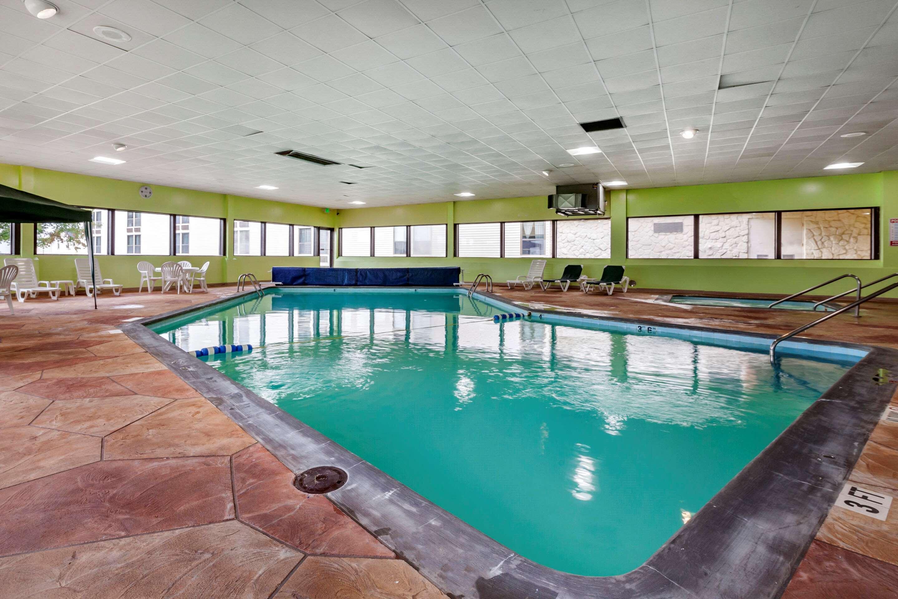 Quality Inn & Suites Escanaba North Экстерьер фото